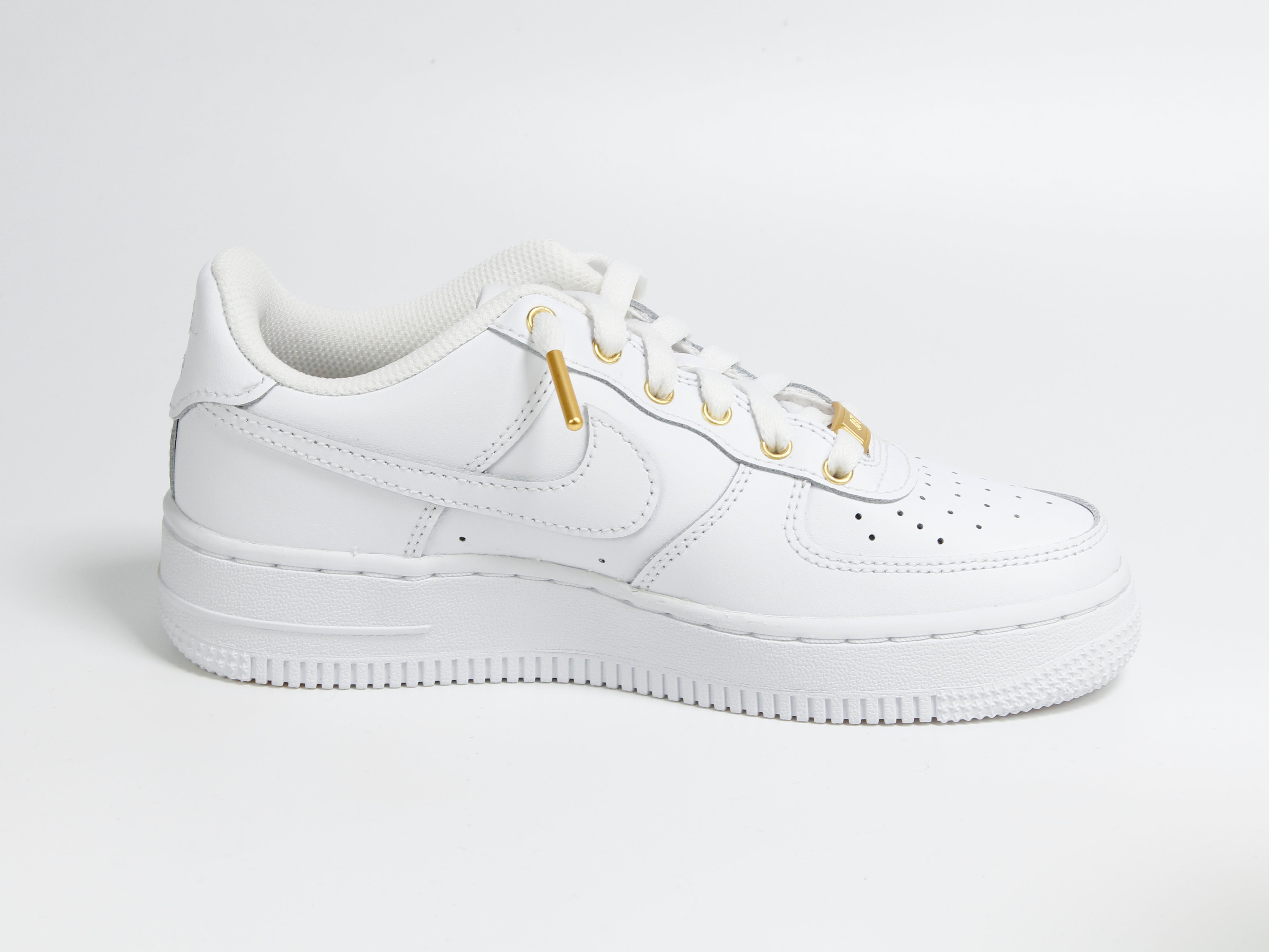 White nike air shop force 1 with gold